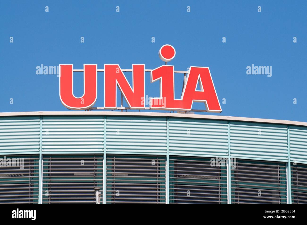 Manno, Tessin, Suisse - 14 avril 2020 : logo d'Unia un syndicat suisse suspendu dans le bâtiment de bureaux de Manno. Unia est le plus grand membre de Banque D'Images