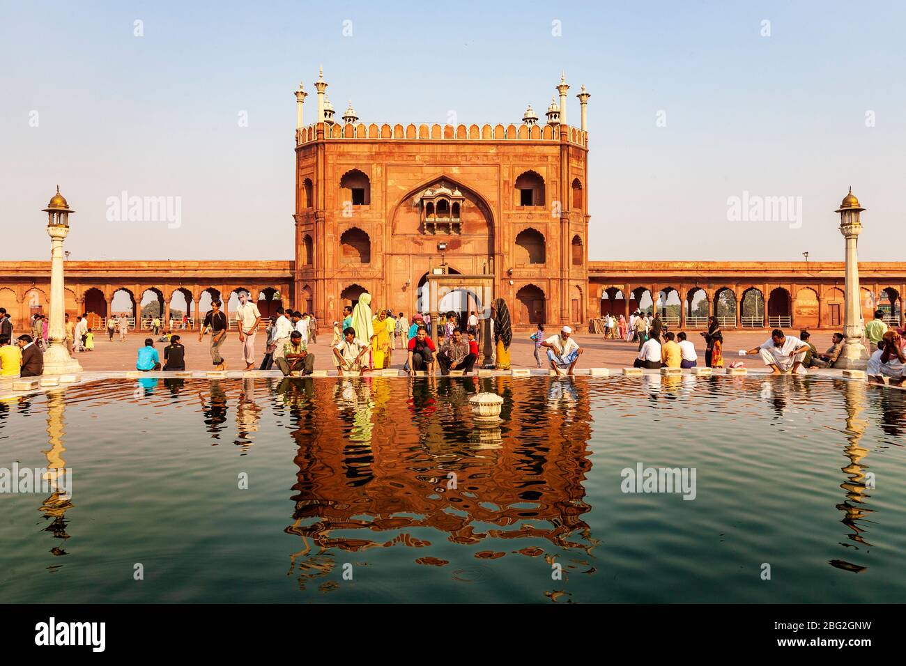 La mosquée de Jama Masjid se reflète dans la fontaine centrale d'Agra, en Inde Banque D'Images