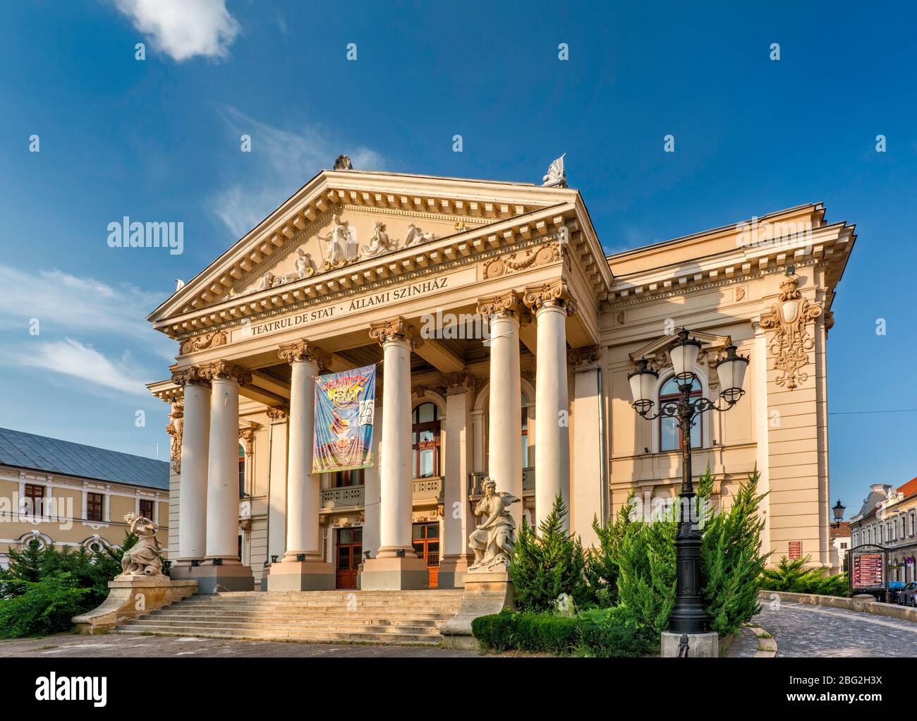 Théâtre d'État, 1900, style néoclassique, à Piata Regele Ferdinand (place du roi Ferdinand) à Oradea, région de Crisana, Roumanie Banque D'Images