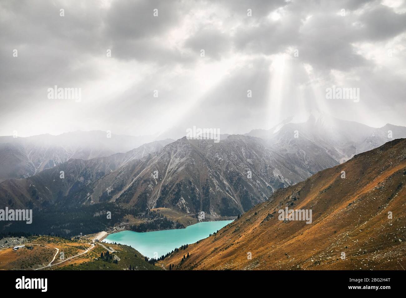Beau paysage de crystal clear lake entouré de montagnes au ciel couvert à Almaty, Kazakhstan Banque D'Images