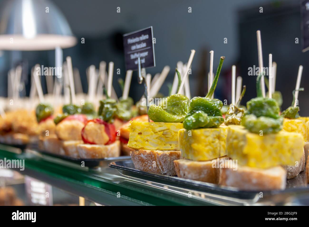 Tapas et pinchos traditionnels sur un comptoir dans un bar en Espagne Banque D'Images