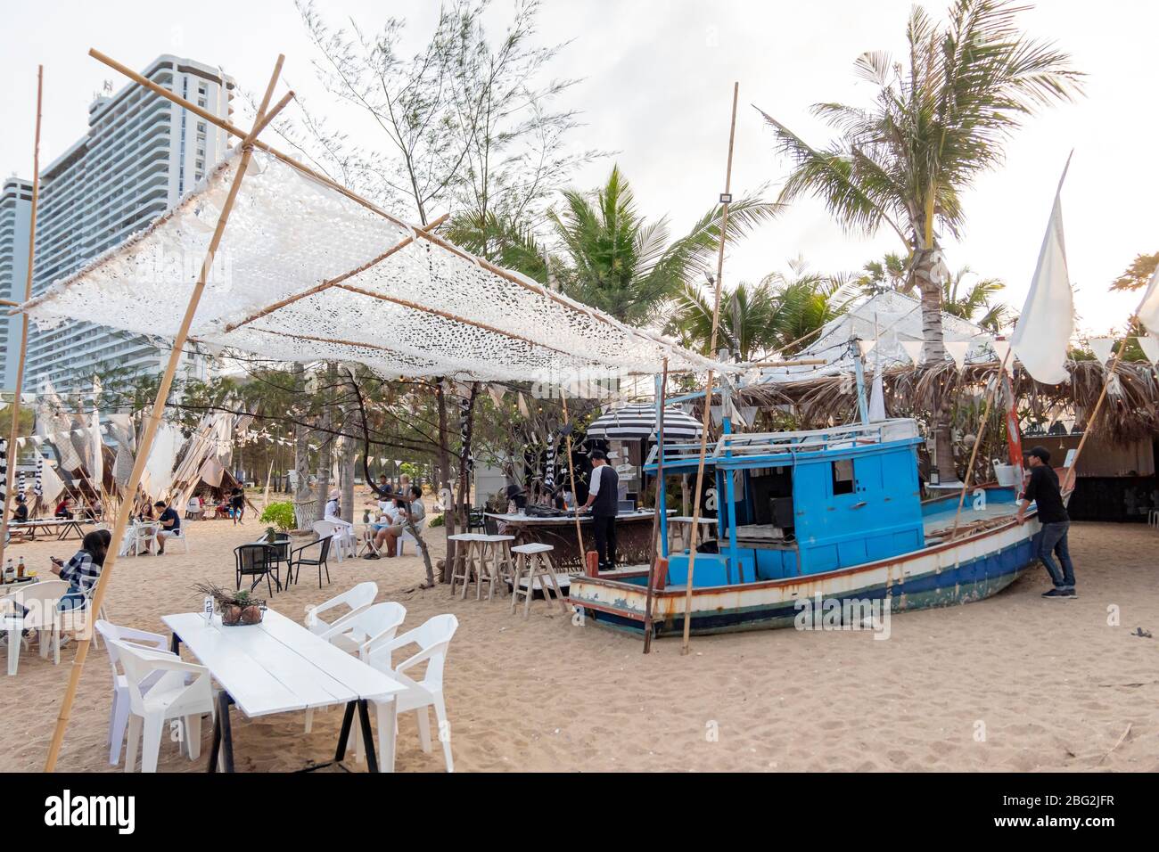 1 avril 2020 - Pranbui, Thaïlande; la vue magnifique sur la plage d'un restaurant d'artiste de jour J qui est à la plage de Pranburi. Banque D'Images