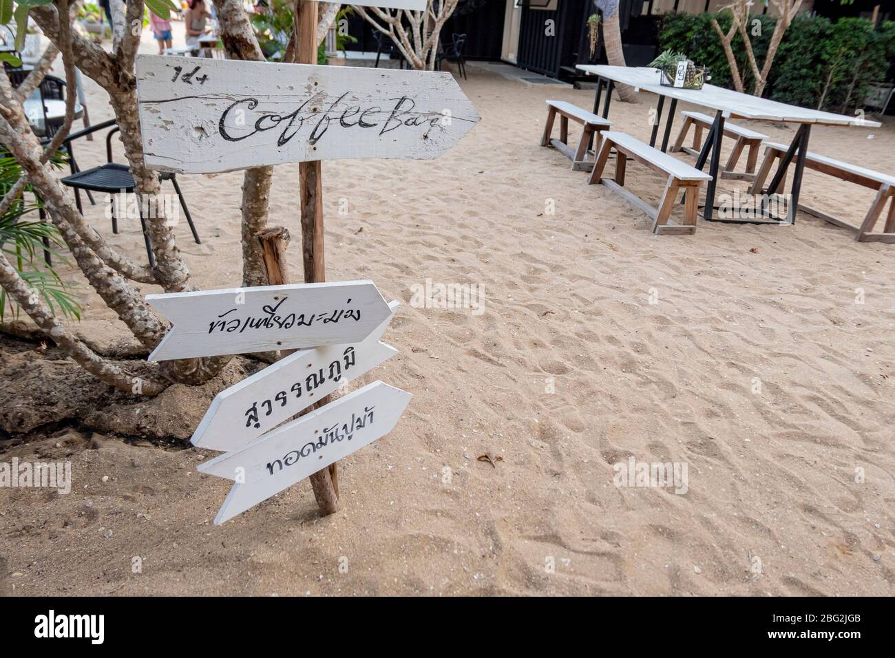 1 avril 2020 - Pranbui, Thaïlande; la vue magnifique sur la plage d'un restaurant d'artiste de jour J qui est à la plage de Pranburi. Banque D'Images