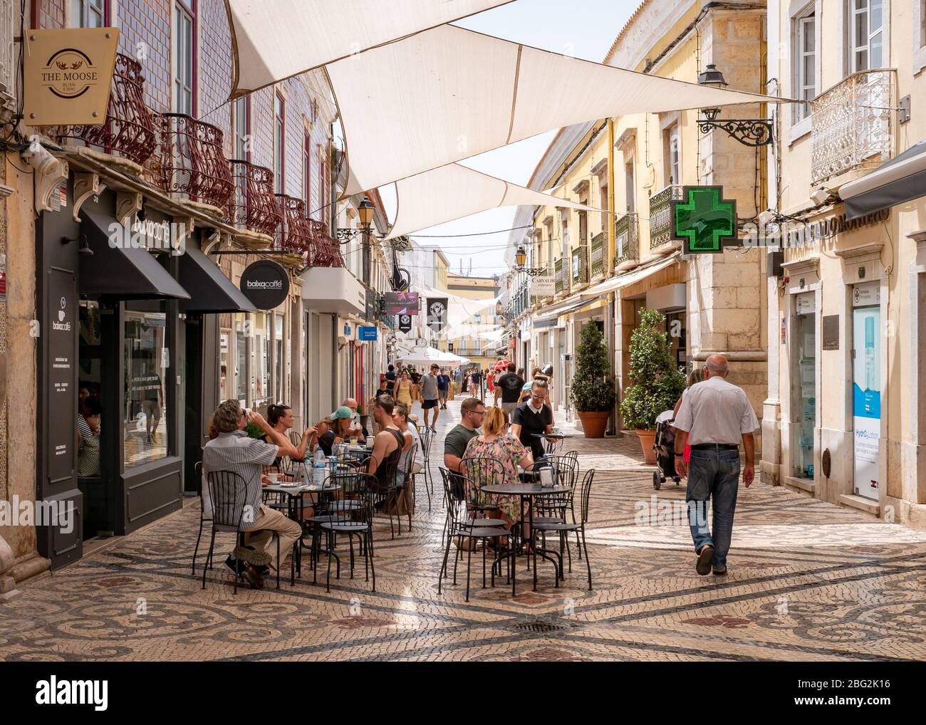 Vous pourrez profiter du temps portugais chaud pendant votre dîner en plein air dans le quartier commerçant piétonnier du centre de Faro. Banque D'Images