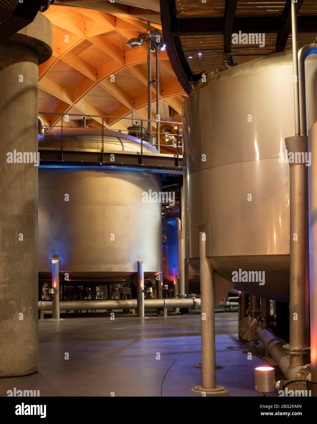 À l'intérieur de la distillerie. The Macallan Distillery and Visitor Experience, Aberlour, Royaume-Uni. Architecte : Rogers Stirk Harbour + partenaires, 2018. Banque D'Images