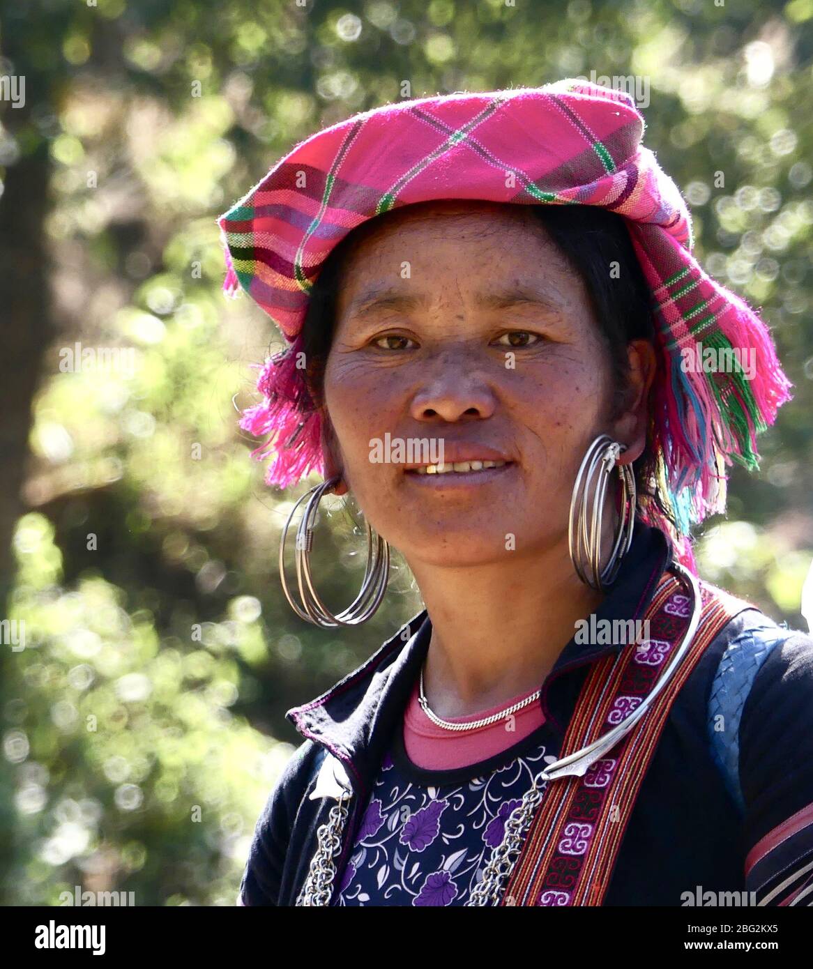 Femme Hmong en robe traditionnelle à Sapa, dans le nord du Vietnam Banque D'Images