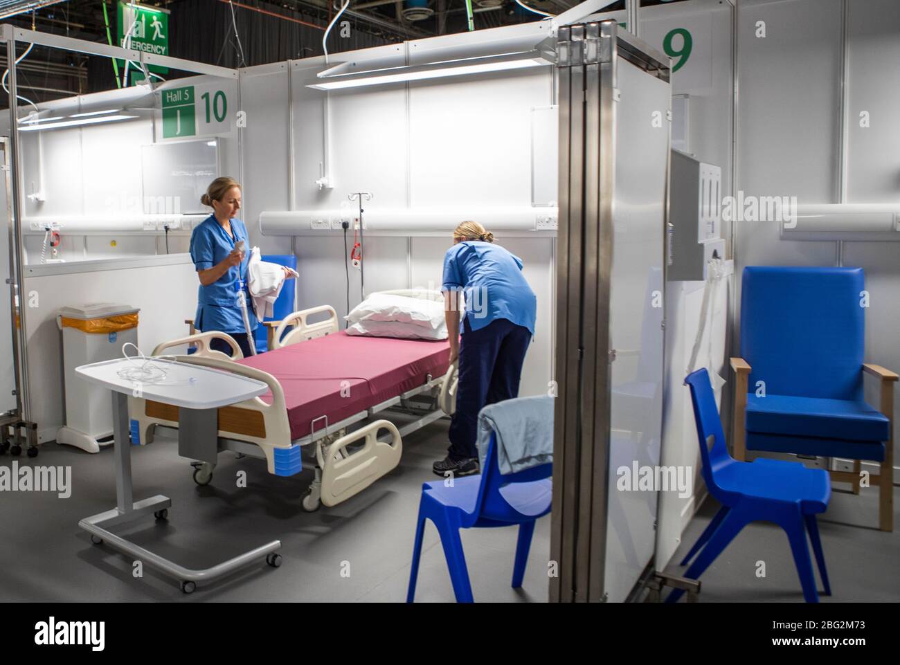 Les infirmières préparent la finale pendant la construction de l'hôpital NHS Louisa Jordan, construit au SEC Center de Glasgow, pour prendre soin des patients coronavirus. Banque D'Images