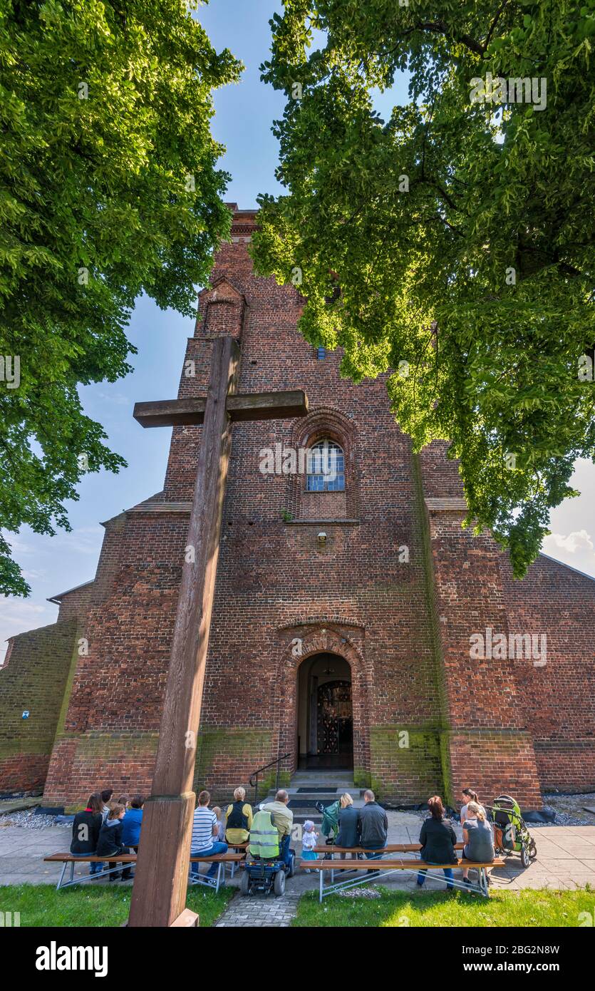 Les churchgoers le dimanche Mass, à l'extérieur de l'église de la Vierge Marie, style gothique tardif, XVe siècle, à Smithelow, région de Wielkopolska aka la Grande Pologne, Pologne Banque D'Images