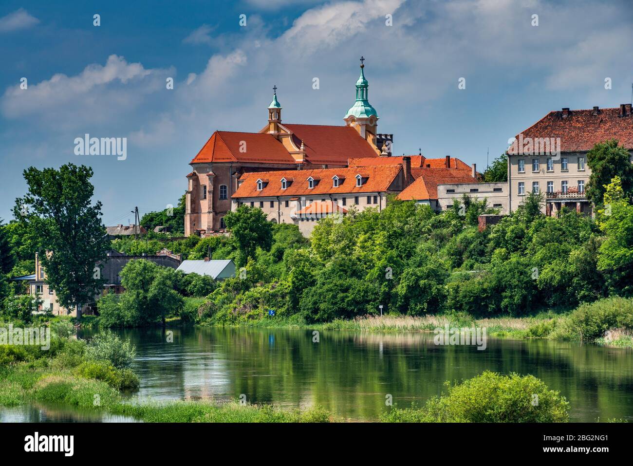 Monastère Franciscain sur Warta River à Pyzdry, aka la grande Pologne Pologne Grande Région, Pologne Banque D'Images