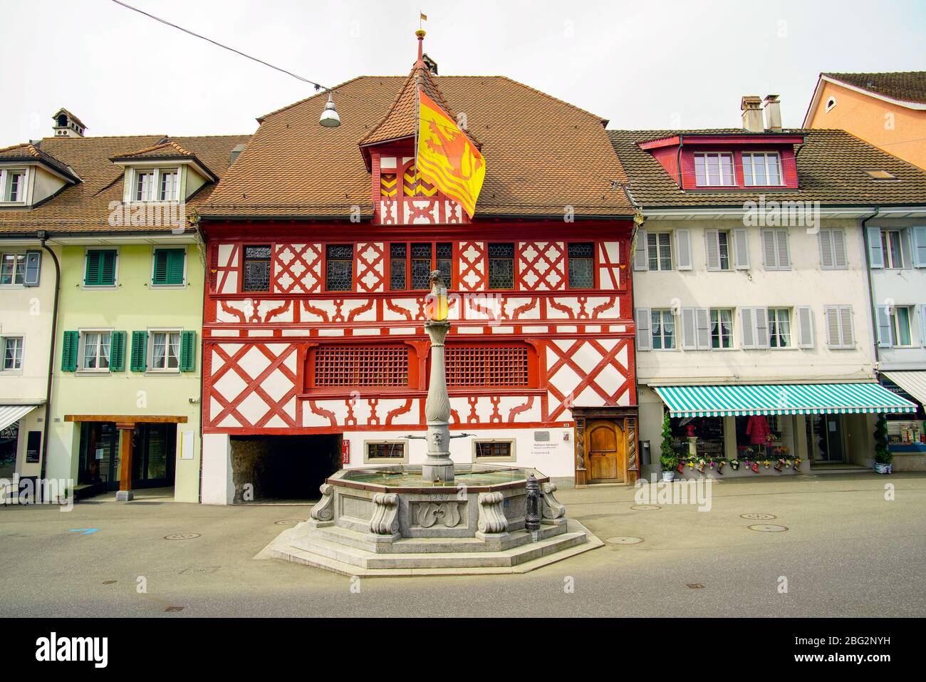Vue de face de l'hôtel de ville (Rathaus) et fontaine de ville à Sempach, Canton de Lucerne, Suisse. Banque D'Images