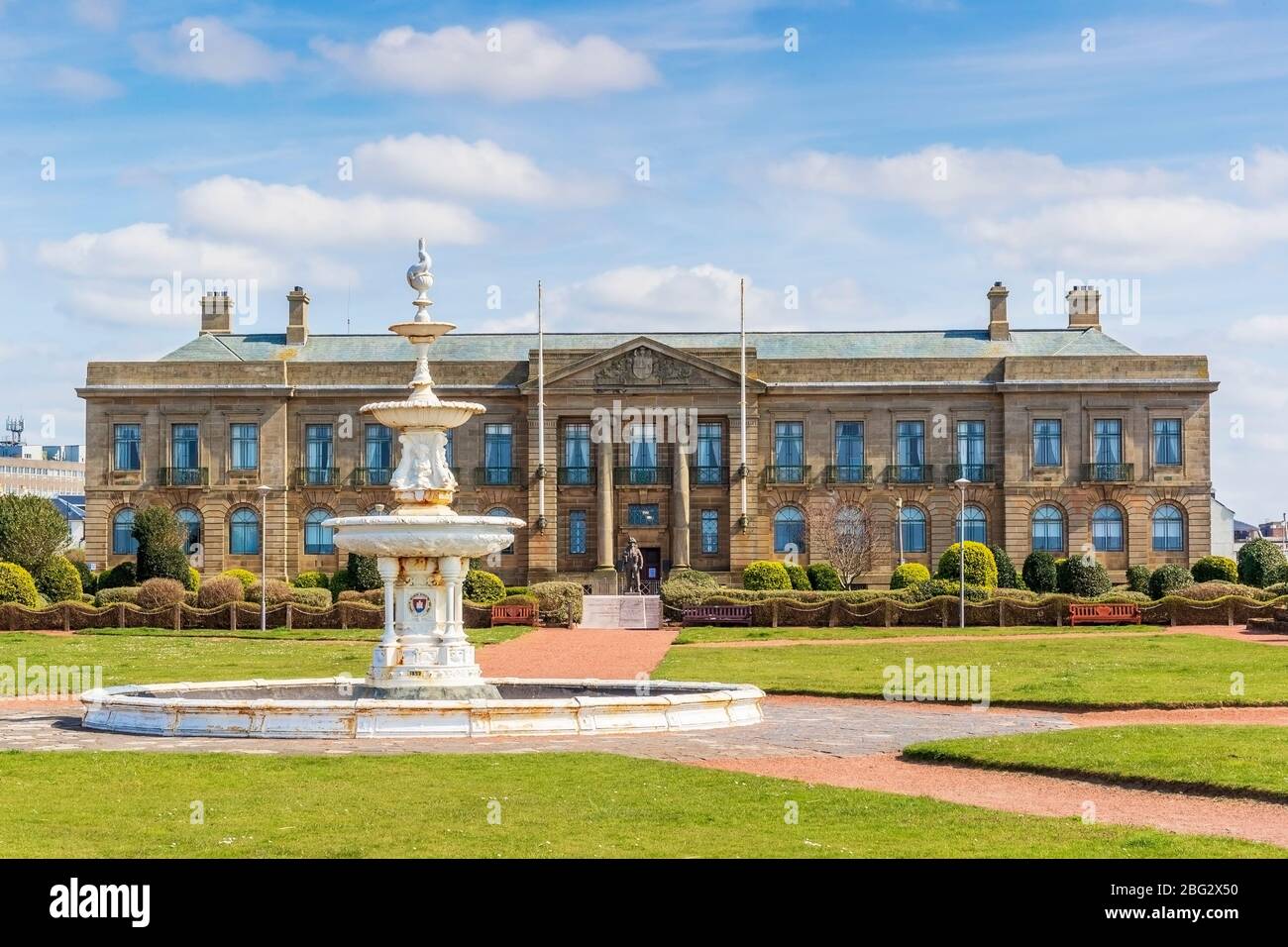 Les bâtiments du comté d'Ayr, le conseil municipal, les principaux bureaux du conseil du comté d'Ayr et Steven Fountain, Ayr, Ayrshire, Écosse, Royaume-Uni. Banque D'Images