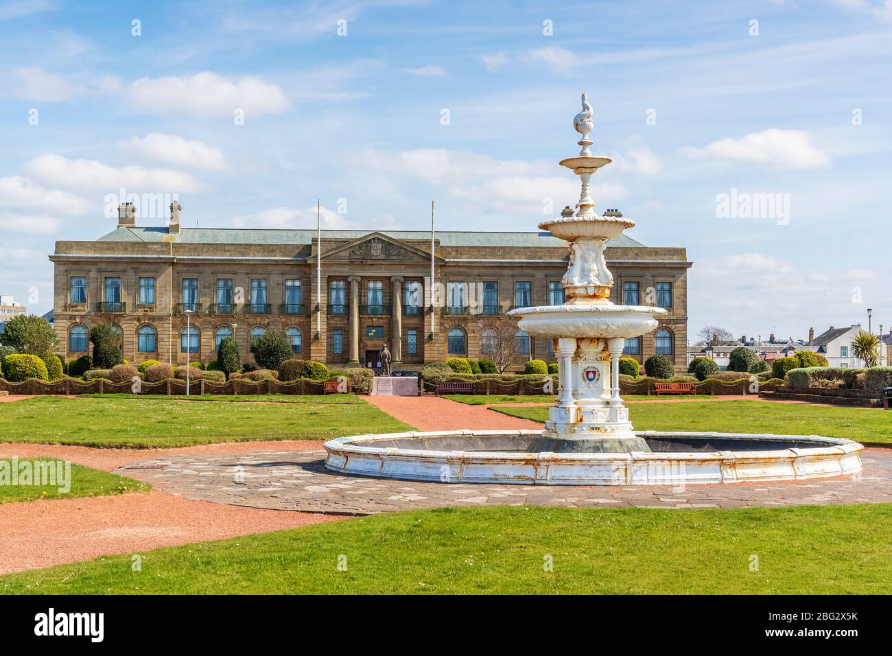 Les bâtiments du comté d'Ayr, le conseil municipal, les principaux bureaux du conseil du comté d'Ayr et Steven Fountain, Ayr, Ayrshire, Écosse, Royaume-Uni. Banque D'Images
