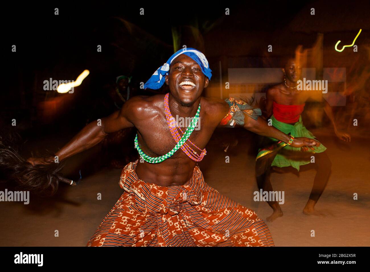 Percussion et danse traditionnelles dans le jardin de Big Milly, Kokrobite, Accra, Ghana. Banque D'Images