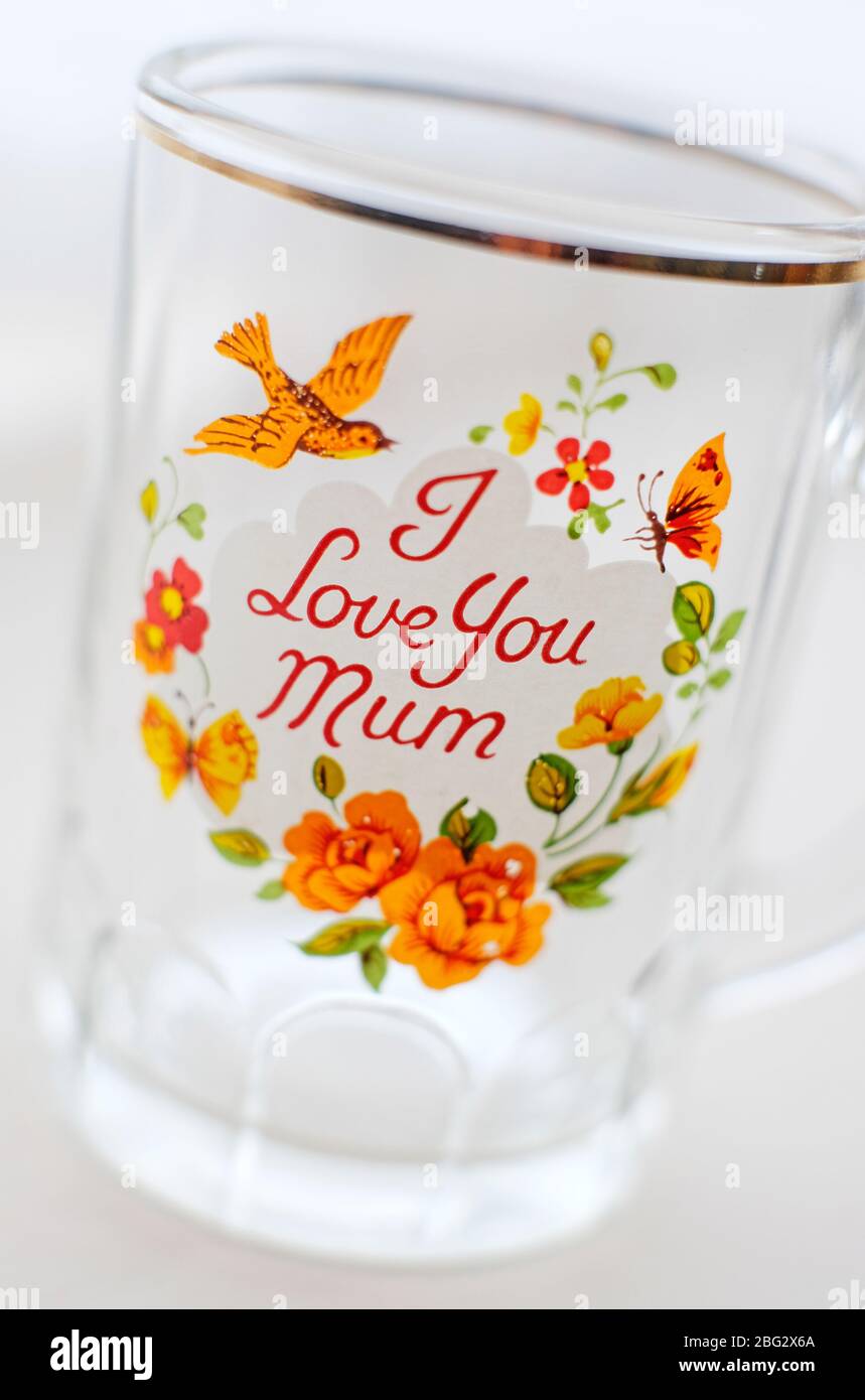 Je t'aime message maman imprimé sur une petite tasse en verre Banque D'Images