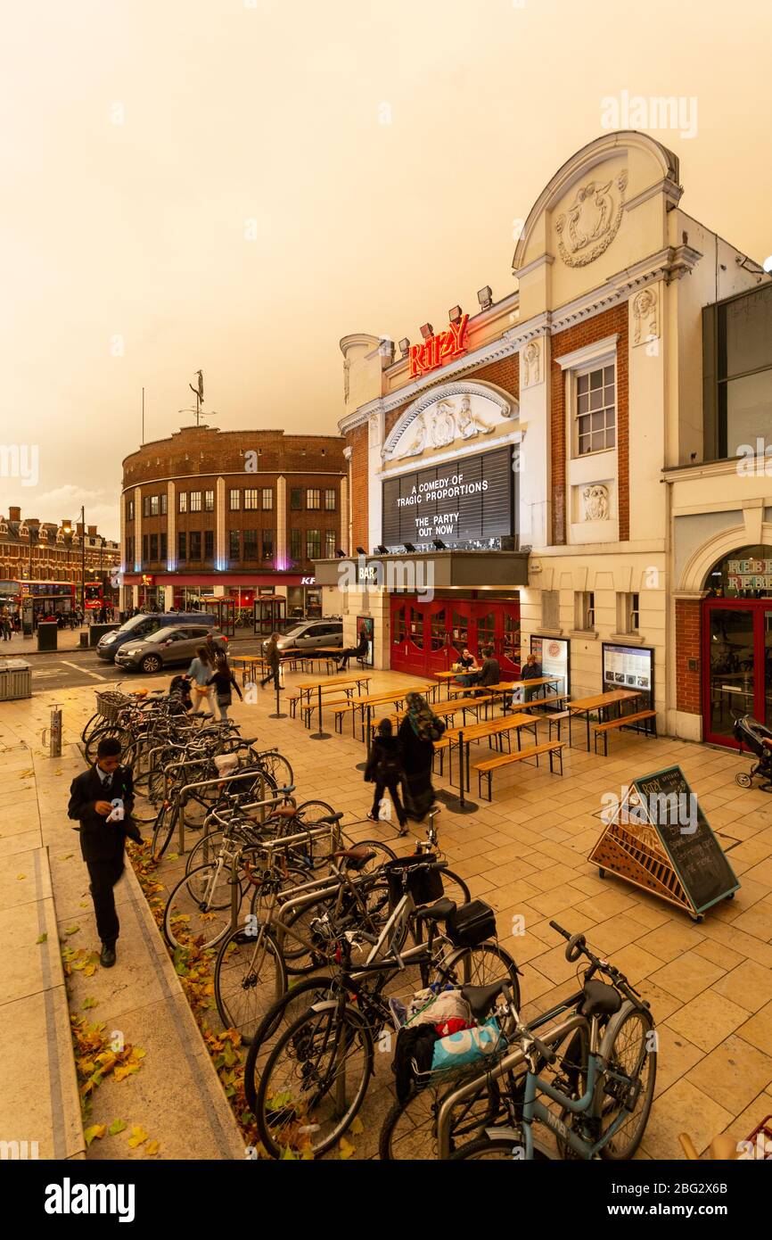 Des vélos alignés à Windrush Square avec le cinéma ritzy en arrière-plan, pendant l'ouragan Ophelia qui a tourné le ciel jaune/organiste, Londres Banque D'Images