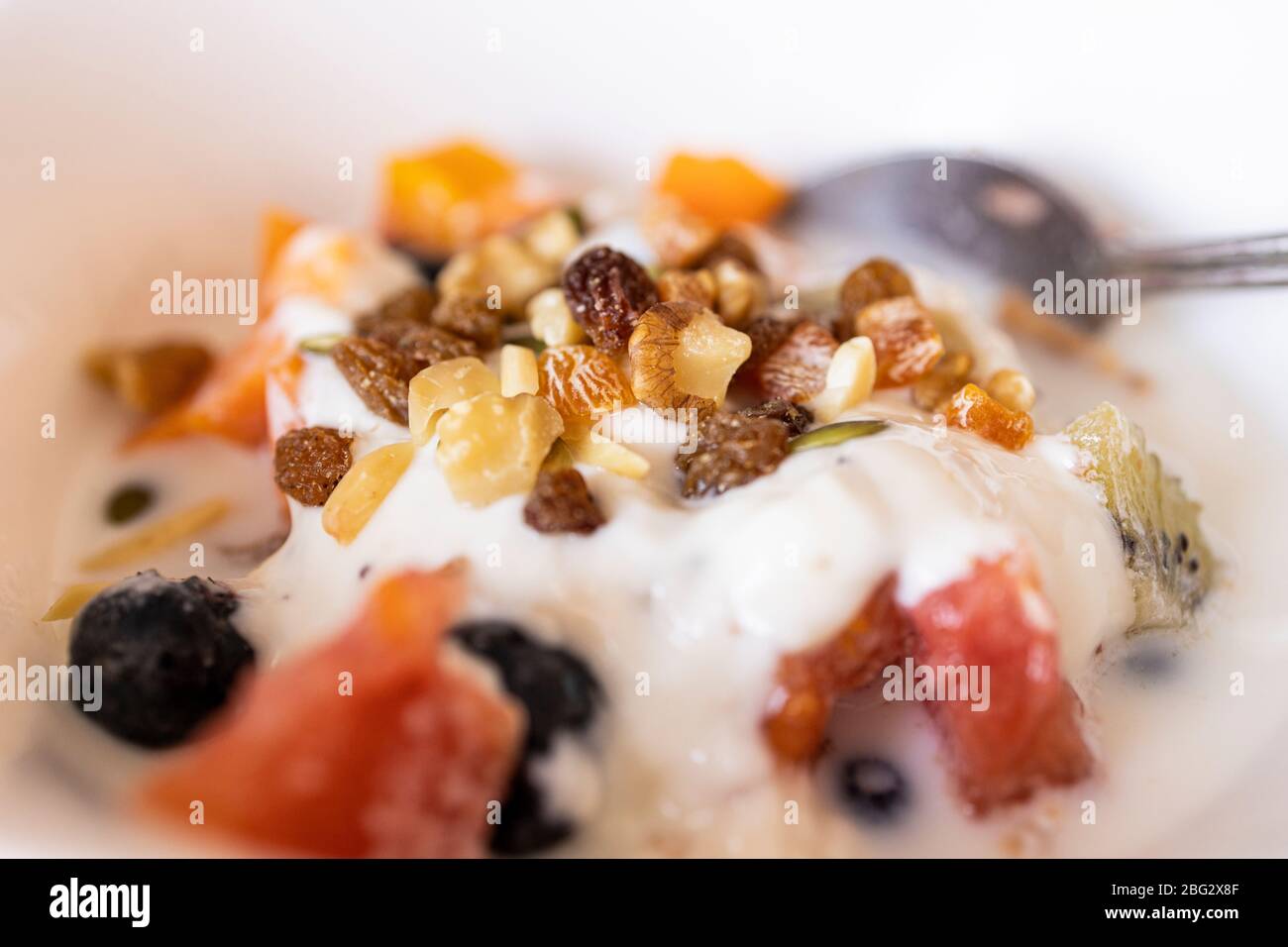 Jour 35, petit déjeuner sain de fruits, yaourts, noix et muesli, Playa San Juan, Tenerife, îles Canaries, Espagne Banque D'Images