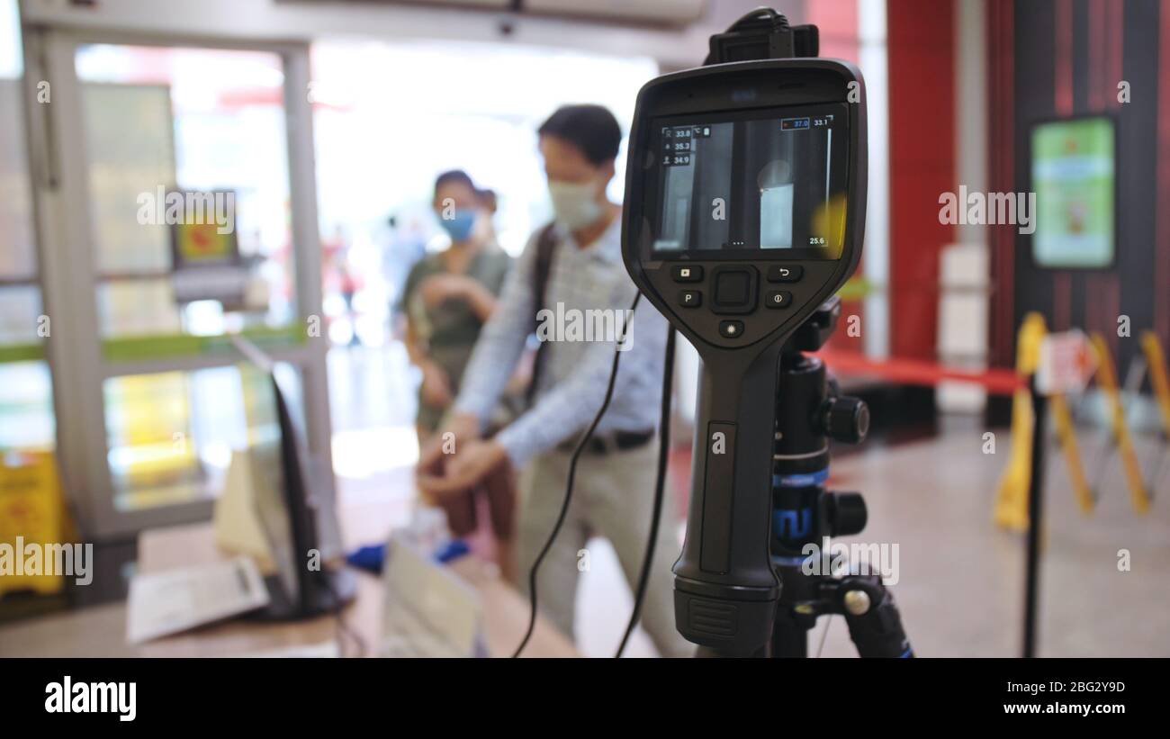Mesurer Une Température Corporelle Avec Une Caméra Comment ça Marche Contrôle de la température dans un supermarché, une épicerie avec caméra  thermique installée. Scanner de surveillance d'image pour surveiller la température  corporelle Photo Stock - Alamy