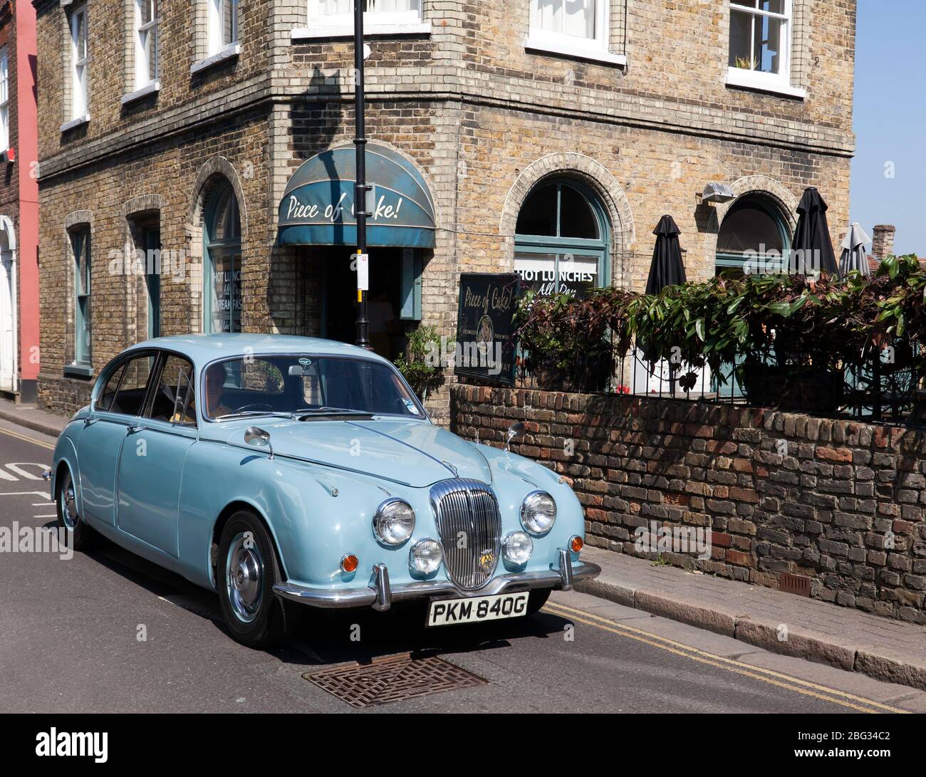 Un bleu, 1968 Daimler passe devant le coin du Cake café, rue Strand, pendant le festival Sandwich 2019 Banque D'Images