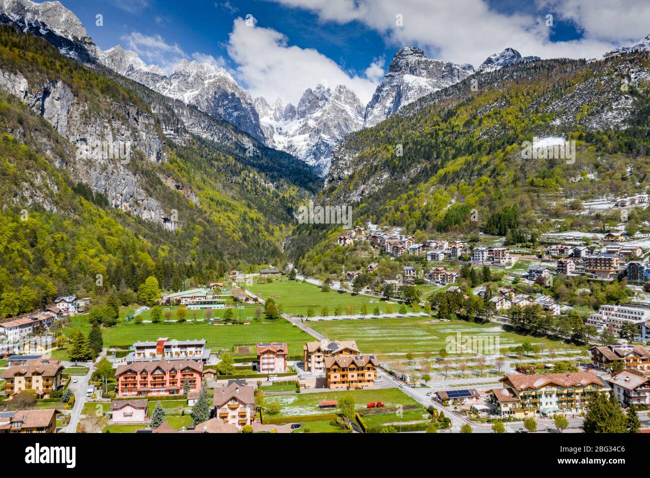 Le paysage aérien improbable du village Molveno, Italie, montagnes enneigées Dolomites sur fond, toits de chalet, temps ensoleillé Banque D'Images