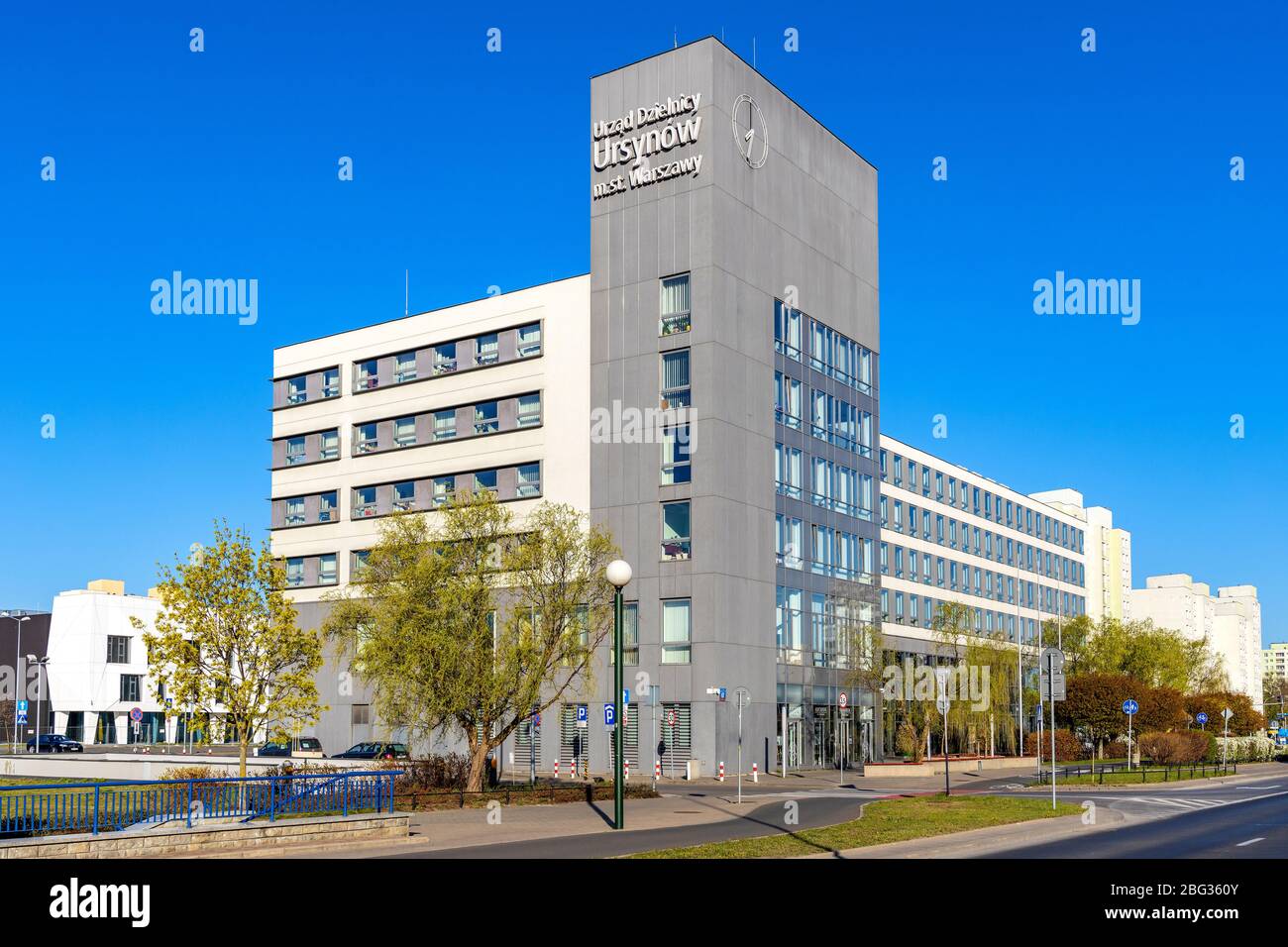 Varsovie, Mazovia / Pologne - 2020/04/19: Ursynow district Municipalité Hall immeuble de bureaux à Aleja Komisji Edukacji Narodowej Avenue à Imielin Banque D'Images