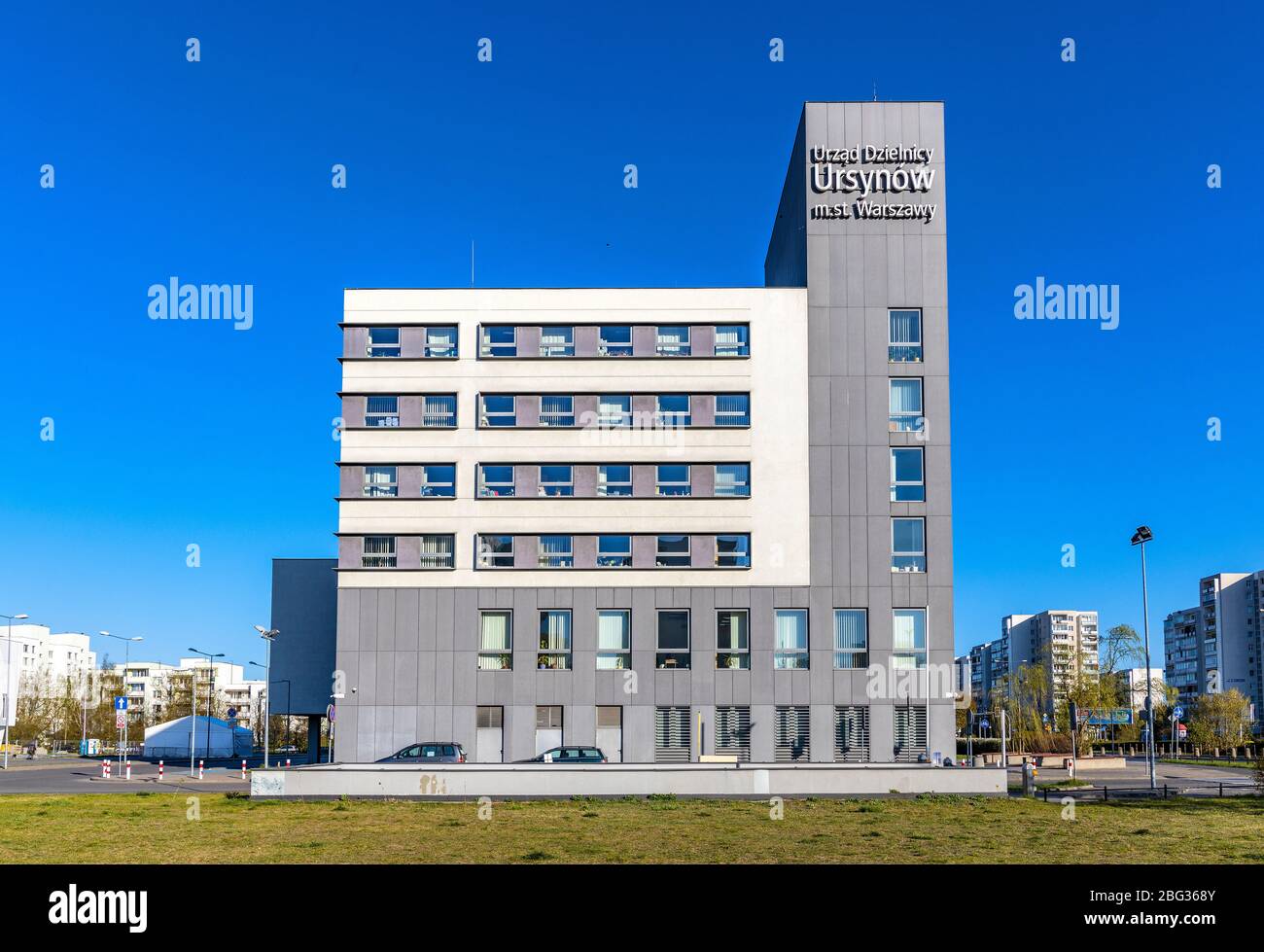 Varsovie, Mazovia / Pologne - 2020/04/19: Ursynow district Municipalité Hall immeuble de bureaux à Aleja Komisji Edukacji Narodowej Avenue à Imielin Banque D'Images