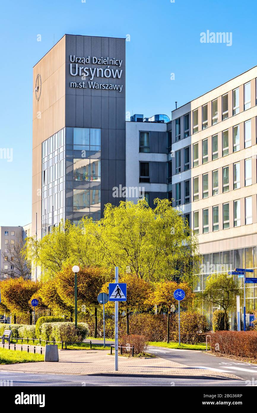 Varsovie, Mazovia / Pologne - 2020/04/19: Façade et tour d'horloge du district d'Ursynow immeuble de la mairie d'Aleja Komisji Edukacji Narodowej Banque D'Images