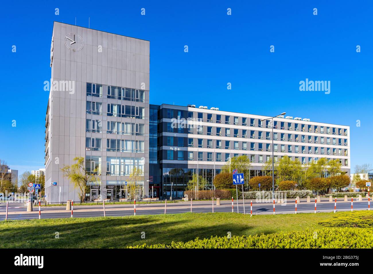 Varsovie, Mazovia / Pologne - 2020/04/19: Ursynow district Municipalité Hall immeuble de bureaux à Aleja Komisji Edukacji Narodowej Avenue à Imielin Banque D'Images
