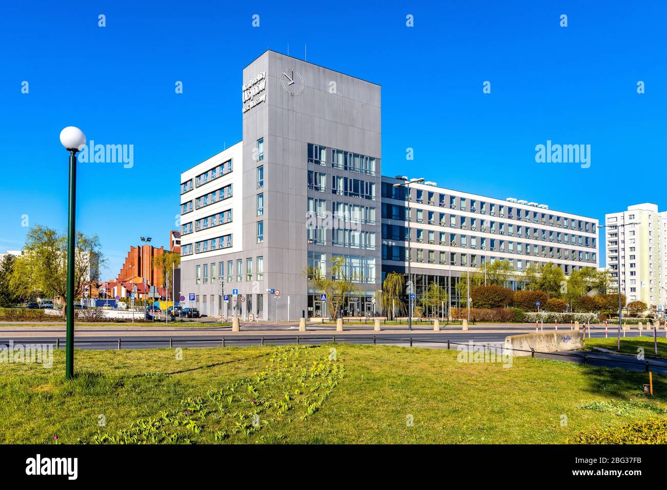 Varsovie, Mazovia / Pologne - 2020/04/19: Ursynow district Municipalité Hall immeuble de bureaux à Aleja Komisji Edukacji Narodowej Avenue à Imielin Banque D'Images