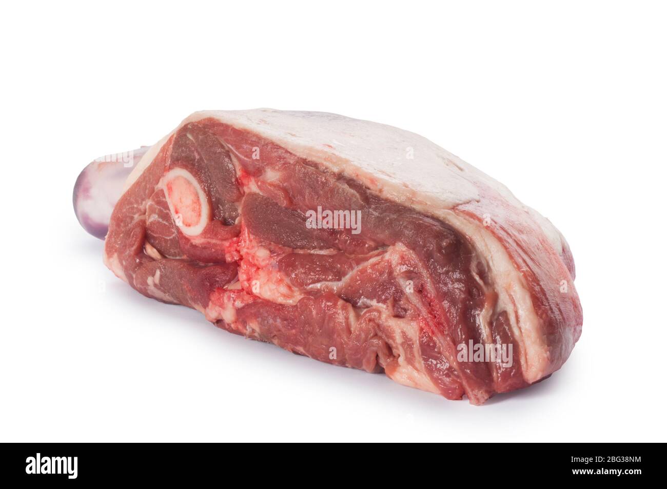 Studio tourné d'un épaule d'agneau coupé sur un fond blanc Banque D'Images