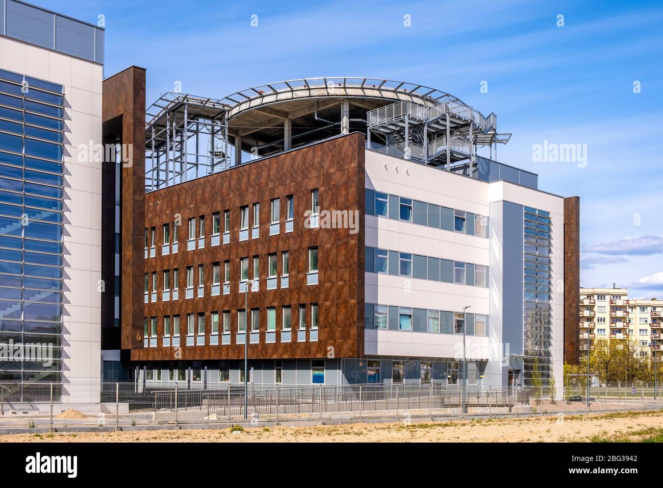 Varsovie, Mazovia / Pologne - 2020/04/18: Complexe médical de l'hôpital Sud nouvellement développé - Szpital Poludniowy - avec terrain d'atterrissage en hélicoptère sur le toit Banque D'Images