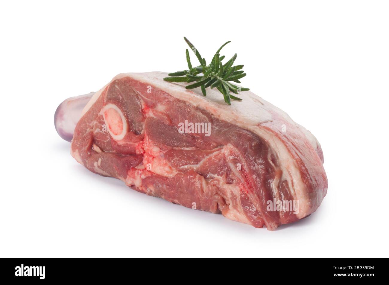 Studio tourné d'un épaule d'agneau coupé sur un fond blanc Banque D'Images