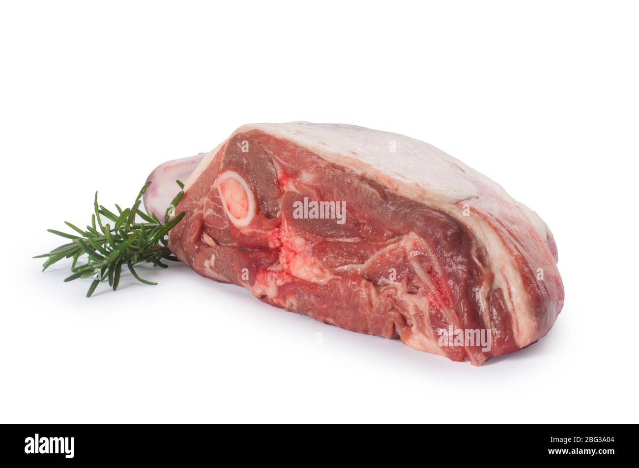 Studio tourné d'un épaule d'agneau coupé sur un fond blanc Banque D'Images