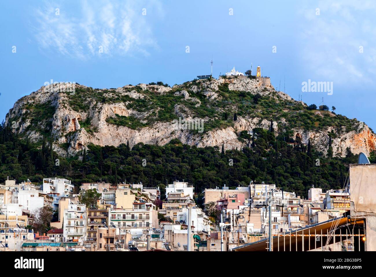 Vue l'après-midi sur la colline de Lycabettus depuis le quartier d'Exarcheia et Neapoli, dans le centre-ville d'Athènes, Grèce. Banque D'Images