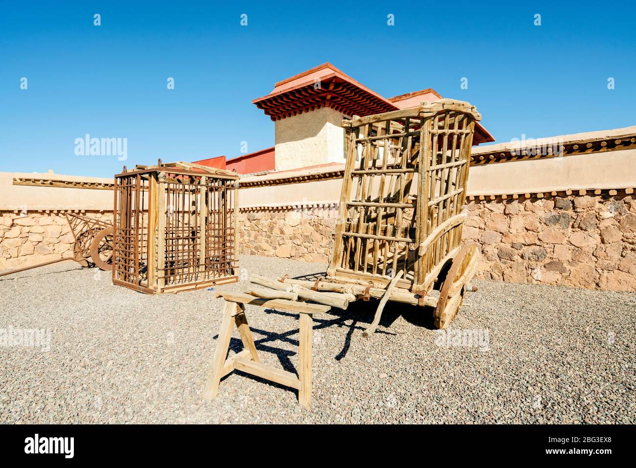 Ouarzazate, Maroc - 18 mars 2020: Les cages en bois originales props du film Gladiator tourné dans Cinema Atlas Studios, Maroc. Banque D'Images