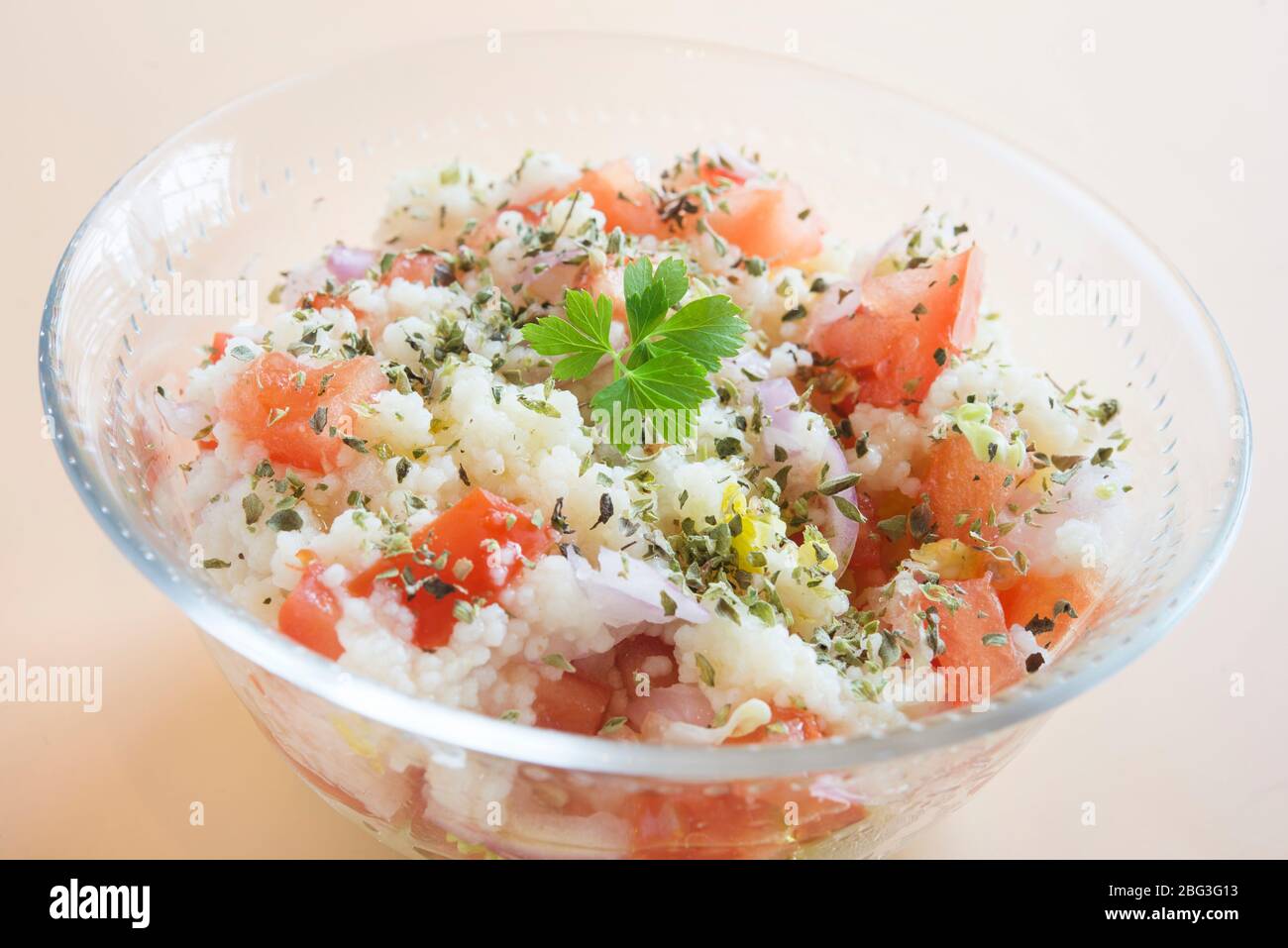 Salade orientale traditionnelle Tabbouleh dans un bol Banque D'Images