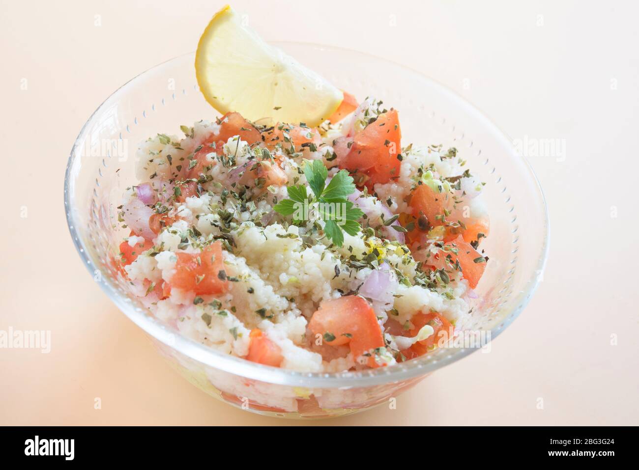 Salade orientale traditionnelle Tabbouleh dans un bol Banque D'Images