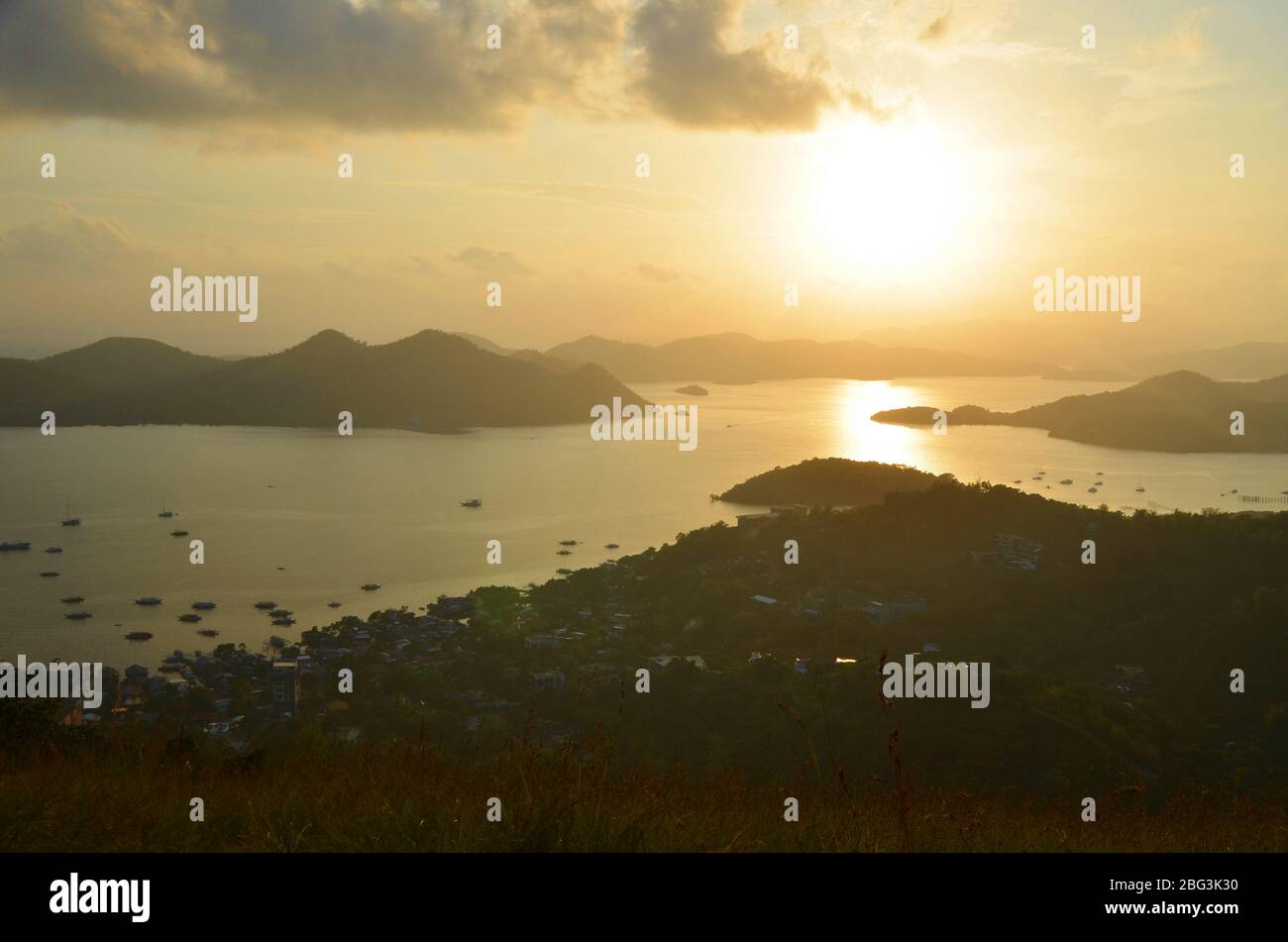 Coucher de soleil sur l'archipel des Philippines de l'île de Coron Banque D'Images