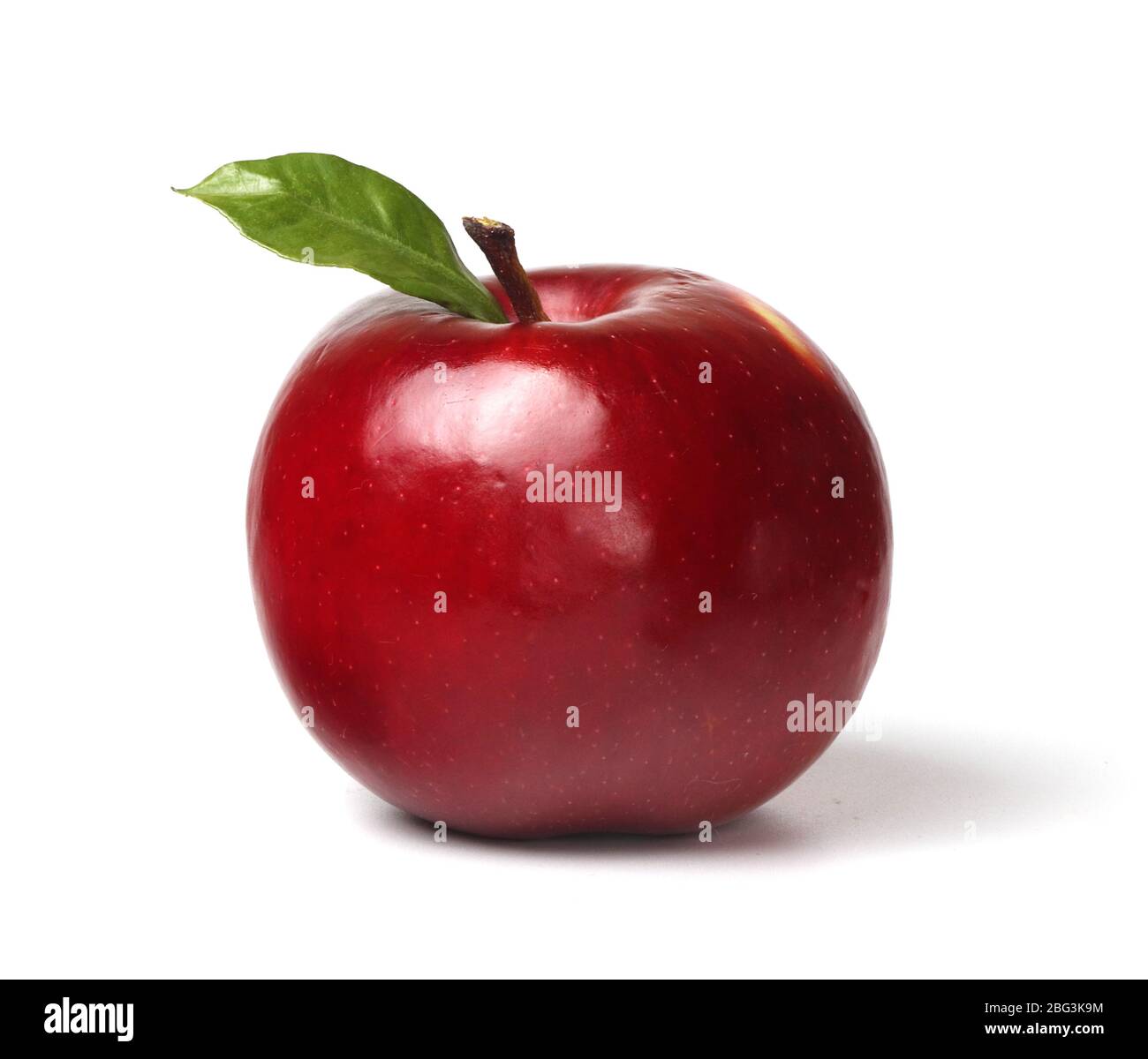 Pomme mûre rouge fraîche isolée sur fond blanc. Banque D'Images