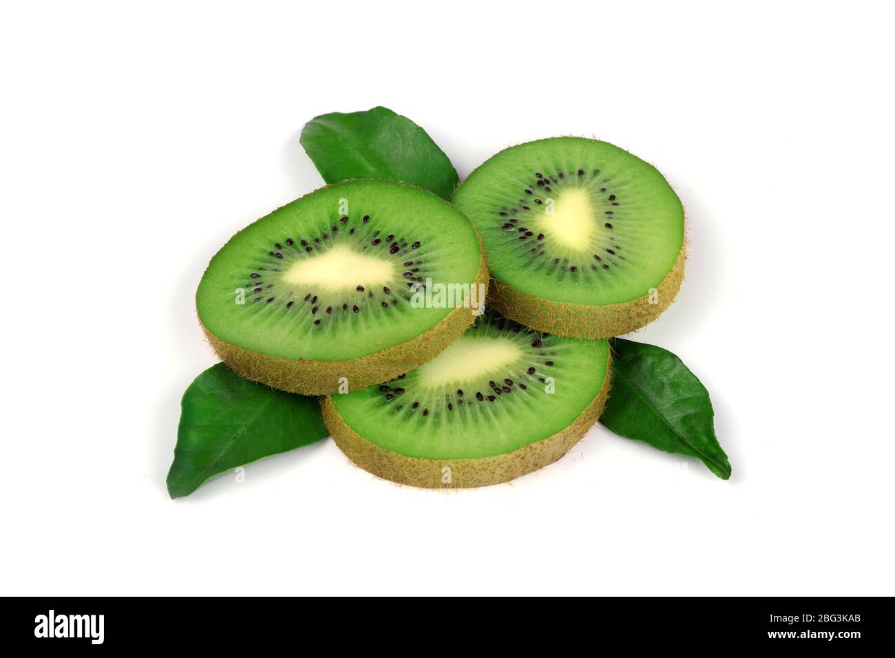 Fruit kiwi en tranches avec feuilles isolées sur fond blanc Banque D'Images