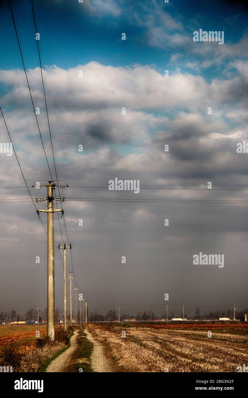 Pylônes d'électricité à travers le paysage rural, Alessandra, Piémont, Italie Banque D'Images