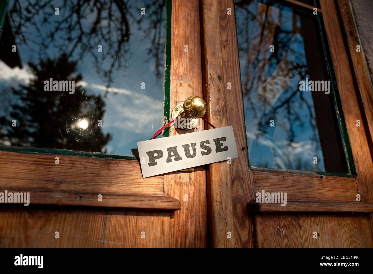 Ancienne porte de magasin avec affiche « Pause » Banque D'Images