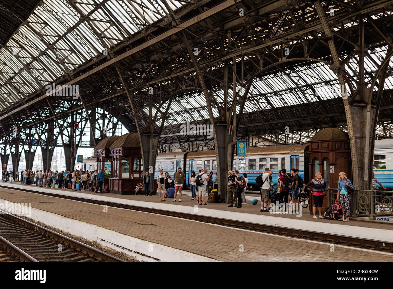 LVIV, UKRAINE - VERS AOÛT 2019: Gare avec beaucoup de gens qui attendent le train. Ancienne gare. Banque D'Images