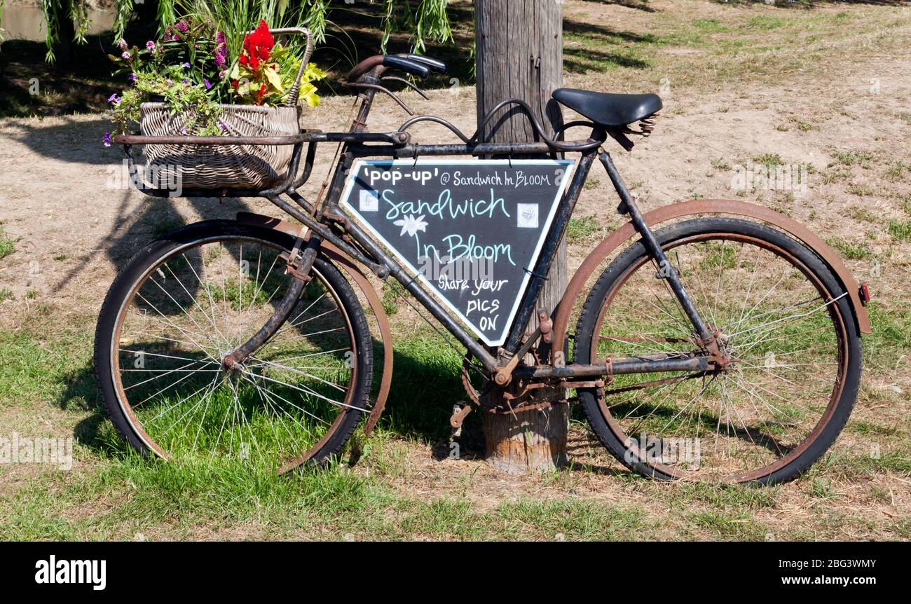 Vieux vélo annonçant Sandwich à Bloom, sur le quai, pendant le festival Sandwich 2019. Banque D'Images