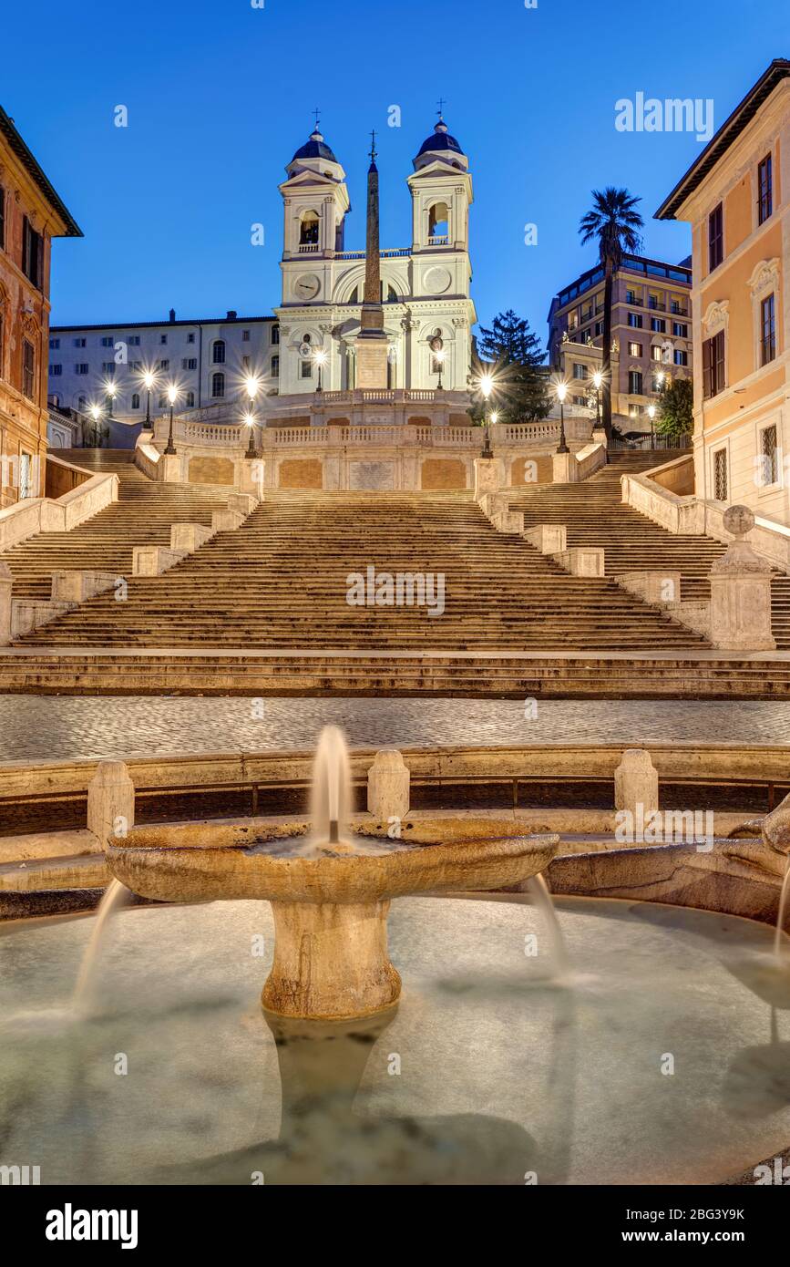 Les célèbres marches espagnoles avec une fontaine à Rome à l'aube Banque D'Images