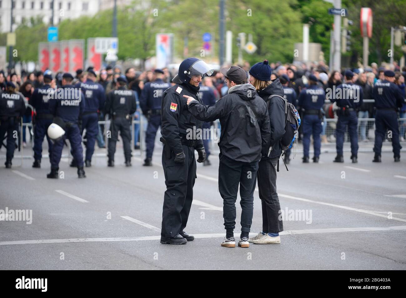 Vienne, Autriche. Archiver l'image à partir du 13 avril 2019. Les unités de police autrichiennes lors d'une manifestation du Mouvement Identitarien Autriche. Banque D'Images