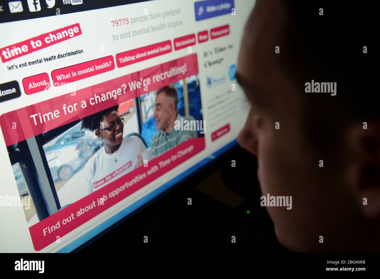 Un homme souffrant de dépression vistes le temps de changer de page web - www.time-to-change.org.uk Banque D'Images