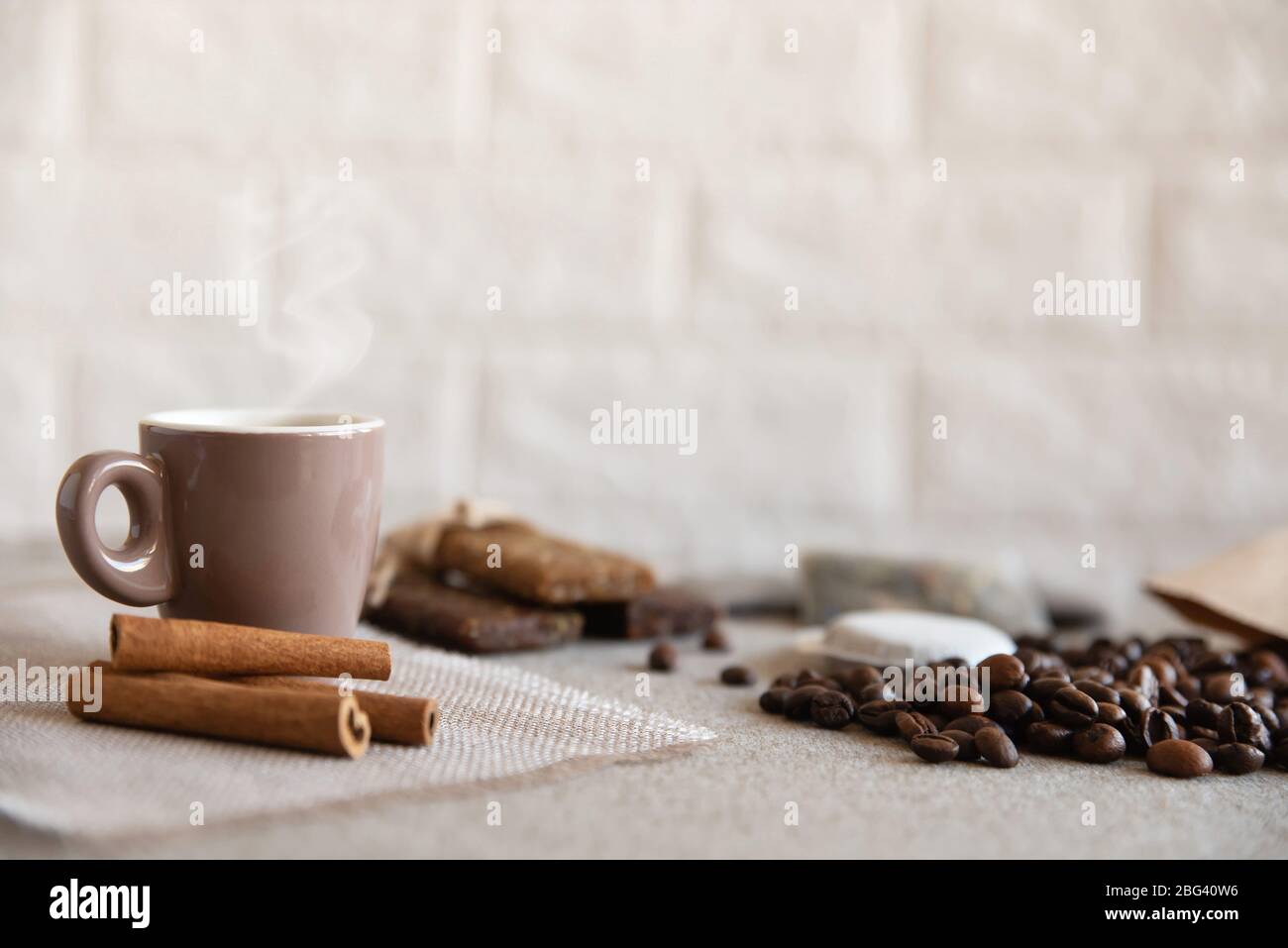 Tasse de café, barres protéiques, grains de café torréfiés et bâtonnets de cannelle Banque D'Images