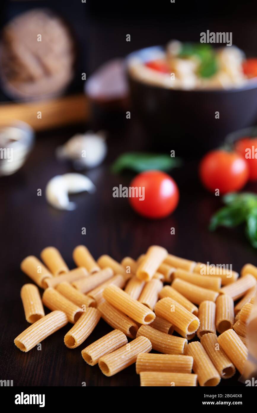 Gros plan sur une table d'ingrédients de pâtes rigatoni Banque D'Images