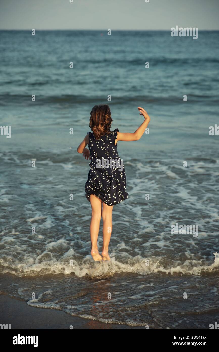Vue arrière d'une fille marchant dans l'océan, la Bulgarie Banque D'Images