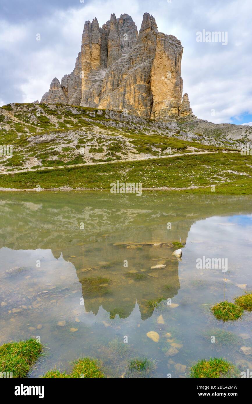 Reflétant les pics site UNESCO de Tre cime di Lavaredo dans les Dolomites italiens Banque D'Images